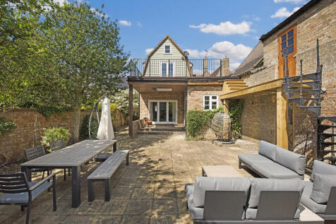High Street, Huntingdon PE28 5 bed terraced house for sale
