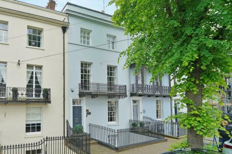 6 bedroom town house for sale