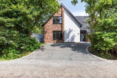Tucked away on the edge of town 4 bed detached house for sale