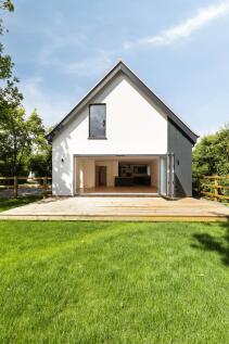 Tucked away on the edge of town 4 bed detached house for sale