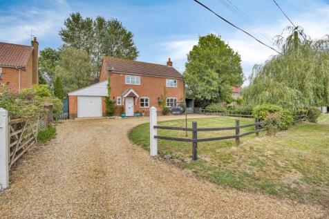 Elegant Detached Home on Generous... 3 bed detached house for sale