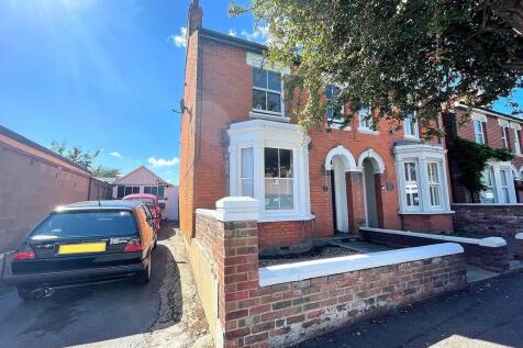 4 bedroom semi-detached house for sale