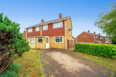 Woodlands, Overton, Basingstoke, RG25... 3 bed semi