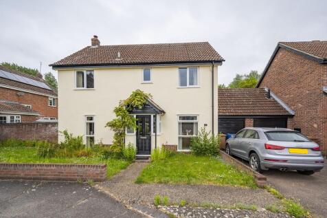 4 bedroom link detached house for sale
