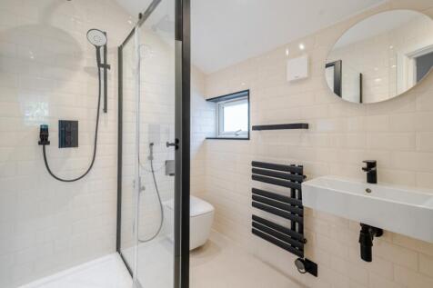 North Cross Road, London, SE22 2 bed flat for sale