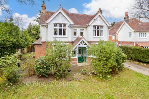 New Barn Road, East Cowes, Isle of Wight 6 bed detached house for sale