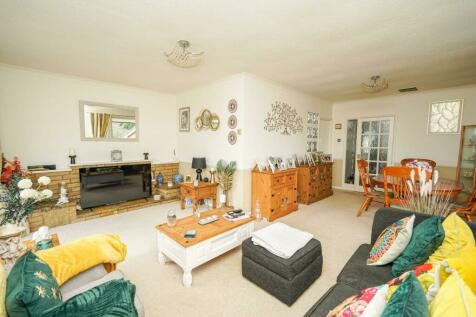 4 bedroom detached bungalow for sale