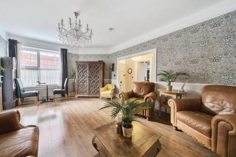 5 bedroom semi-detached house for sale