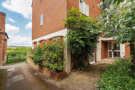 Priors Court, Tewkesbury GL20 1 bed apartment for sale