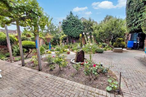 5 bedroom semi-detached house for sale