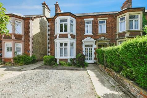 5 bedroom semi-detached house for sale
