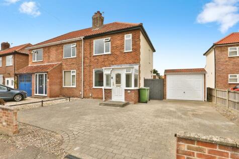 2 bedroom semi-detached house for sale