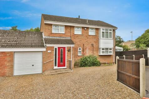 4 bedroom link detached house for sale