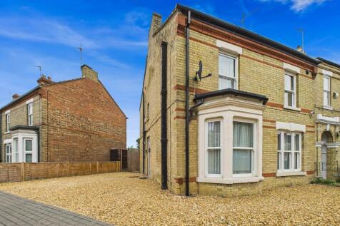 4 bedroom semi-detached house for sale