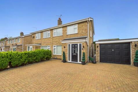 3 bedroom semi-detached house for sale