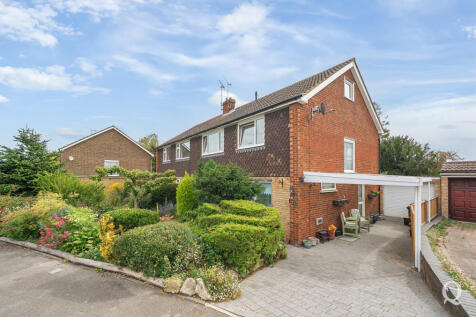 Burntwick Drive, Lower Halstow... 4 bed semi