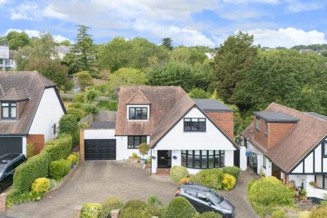 Stradbroke Grove, Buckhurst Hill, IG9 4 bed detached house for sale