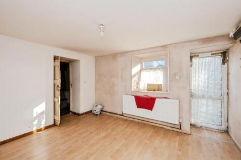 1 bedroom ground floor flat for sale