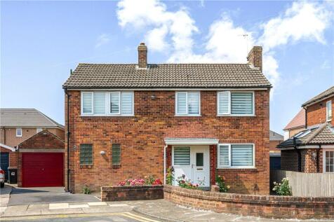 Kingsley Drive, Harrogate, North... 3 bed detached house for sale