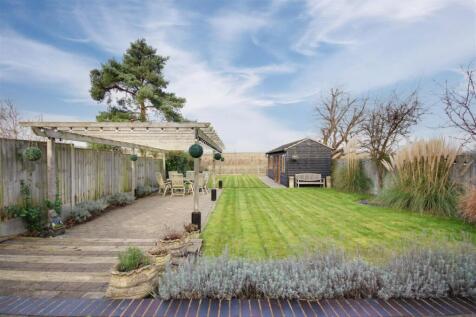 Vine Grove, Hertfordshire 3 bed detached house for sale