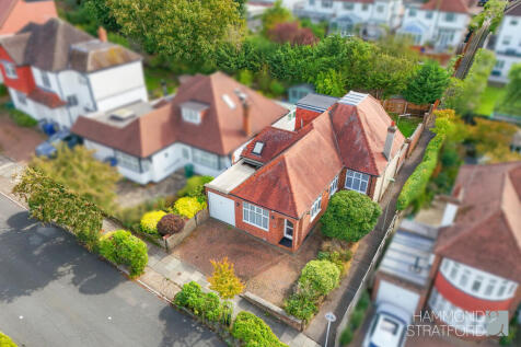 Ashurst Road, Barnet 3 bed chalet for sale