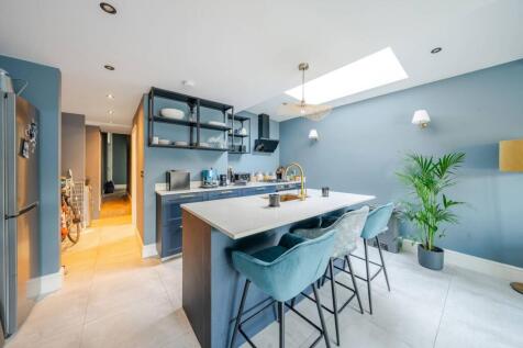 Avondale Rise, Peckham Rye, London, SE15 2 bed flat for sale