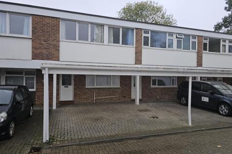 3 bedroom maisonette for sale