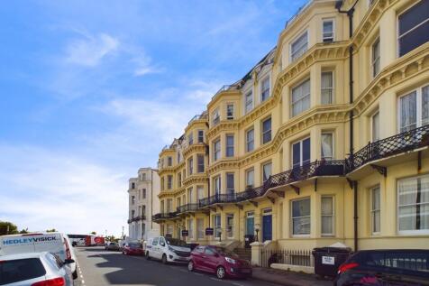 Queens Gardens, Eastbourne, BN21 2 bed flat for sale