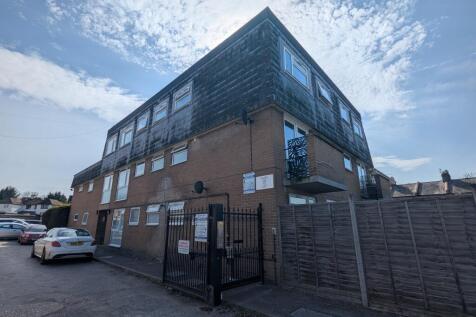 219 Dedworth Road, Windsor, Berkshire... 2 bed flat for sale