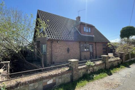 17 Mornington Road, Canvey Island... 4 bed detached house for sale