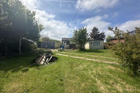 Field View, Beach Road... 3 bed chalet for sale
