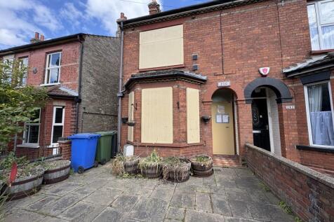 200 Bridge Road, Lowestoft, Suffolk... 3 bed semi