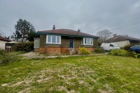 13 Saxmundham Road, Framlingham... 3 bed detached bungalow for sale
