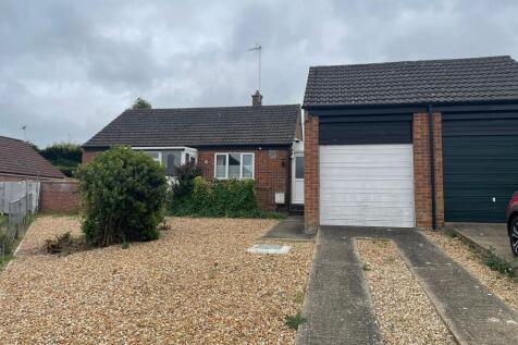 8 Searle Close, Fakenham, Norfolk... 2 bed detached bungalow for sale