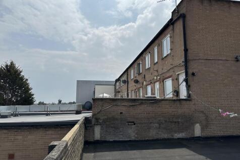 398B Farnham Road, Slough, Berkshire... 2 bed flat for sale