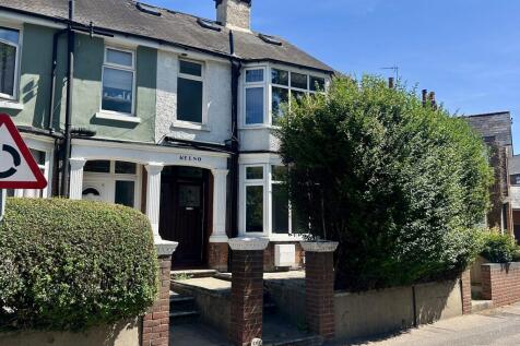 1 Drury Road, Colchester, Essex CO2 7UZ 4 bed semi