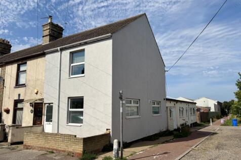 16 Salisbury Road, Lowestoft, Suffolk... 4 bed cluster house for sale