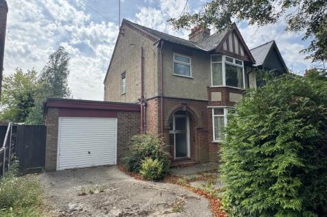 58 West Elloe Avenue, Spalding... 3 bed semi