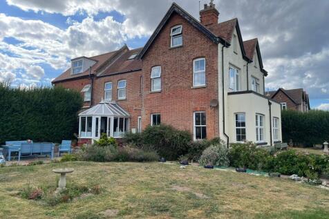 14 Sea View Road, Mundesley, Norwich... 5 bed semi