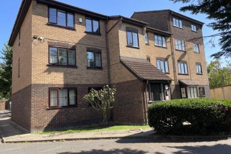 199 Conway Gardens, Grays, Essex RM17... 2 bed ground floor flat for sale