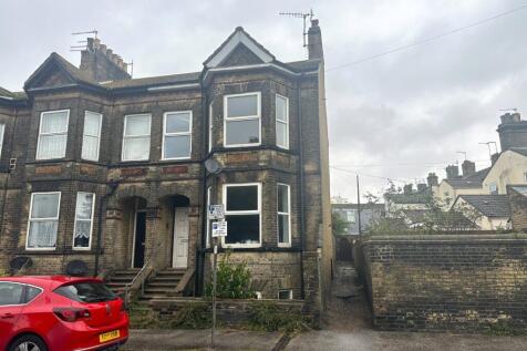 30 Milton Road East, Lowestoft... 5 bed end of terrace house for sale