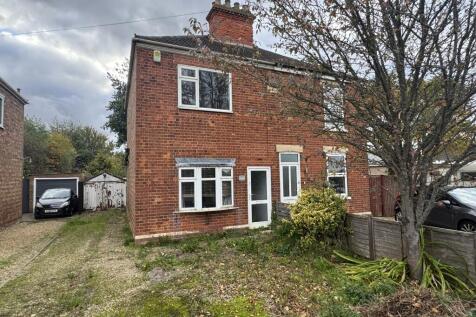150 Hawthorn Bank, Spalding... 3 bed semi
