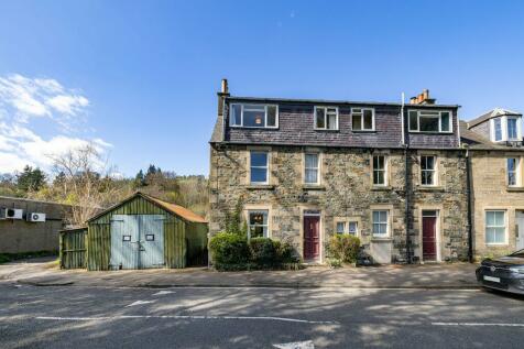 4 bedroom end of terrace house for sale