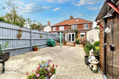 4 bedroom semi-detached house for sale