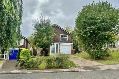 Balmoral Crescent, Farnham 4 bed detached house for sale