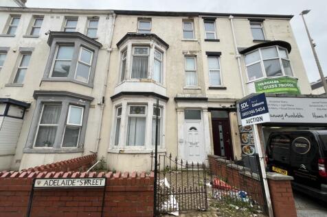 Terraced house for sale