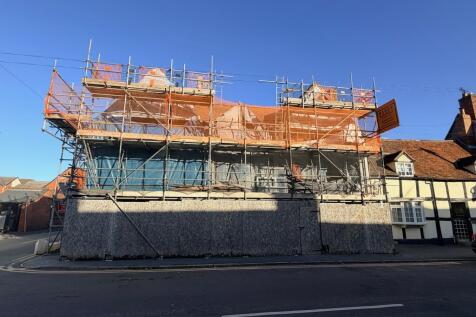 4 bedroom end of terrace house for sale