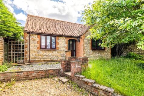 High Street, Lincolnshire LN5 2 bed bungalow for sale