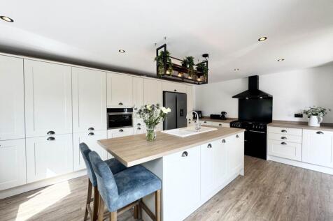 4 bedroom semi-detached house for sale