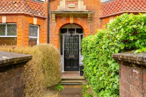 Hurst Road, Horsham, RH12 2 bed flat for sale